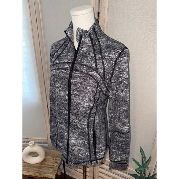 Lululemon Define Jacket Size 10 Womens Yoga Stretch Thumbholes Workout Gym - Picture 5 of 9